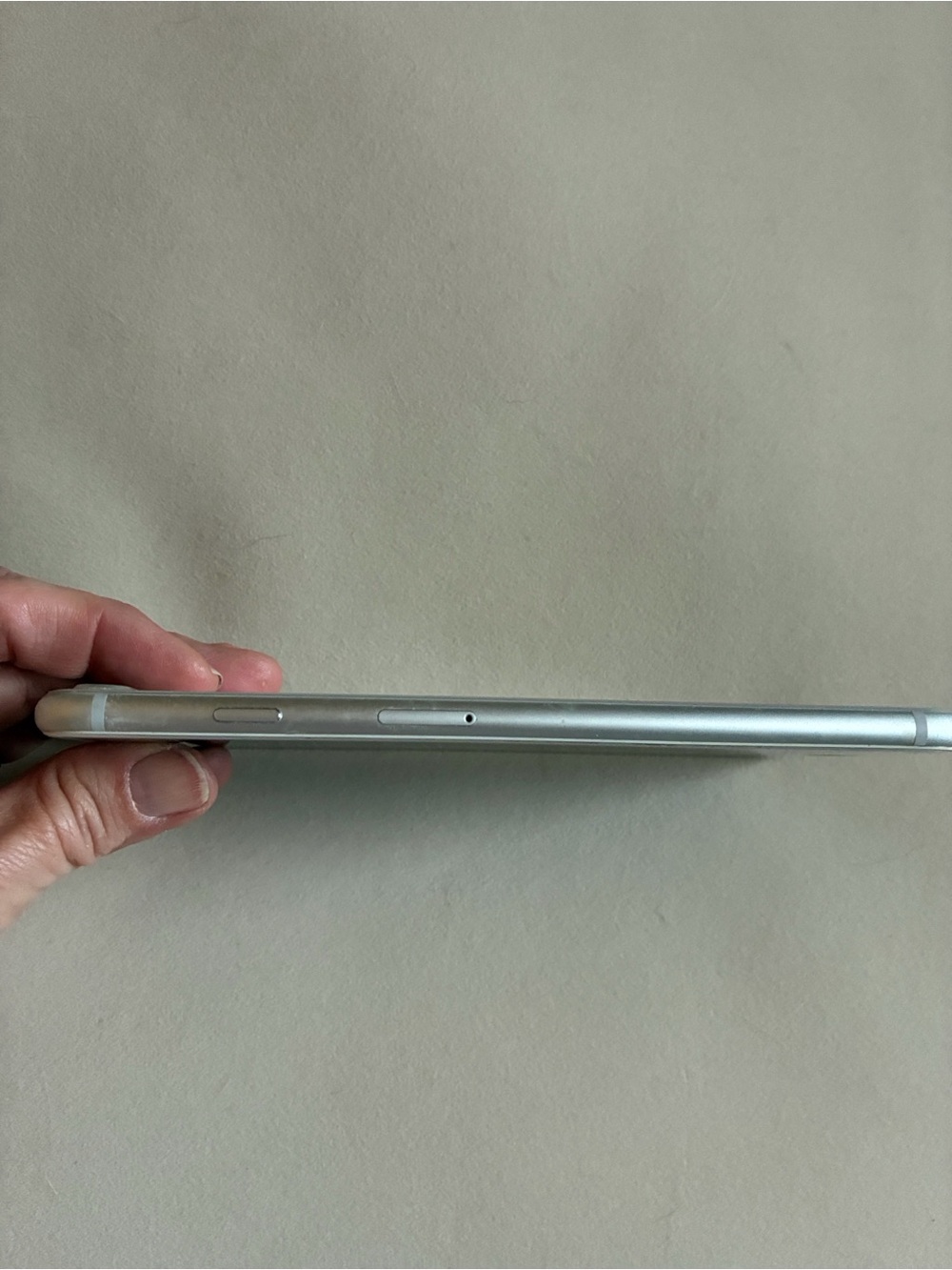 Apple iPhone 8 Plus Silver FOR PARTS OR REPAIR Not Working - Picture 8 of 10